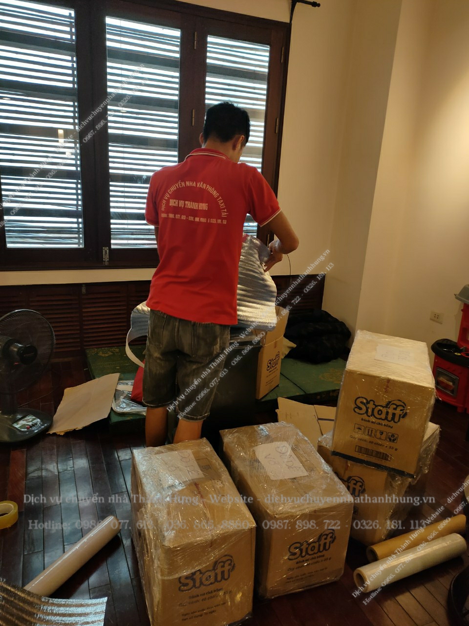 Nhân viên Thành Hưng đóng gói đồ đạc