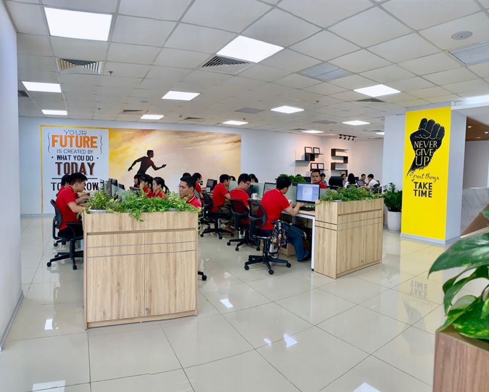 Nhân viên Thành Hưng tư vấn quy trình chuyển nhà cho khách hàng