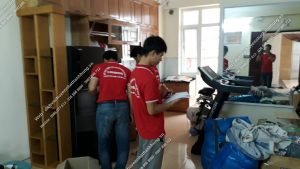 Kỹ thuật viên Thành Hưng kiểm kê đồ đạc trước khi chuyển nhà