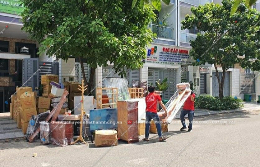 Nhân viên Thành Hưng bốc xếp đồ đạc lên xe tải chuyển nhà