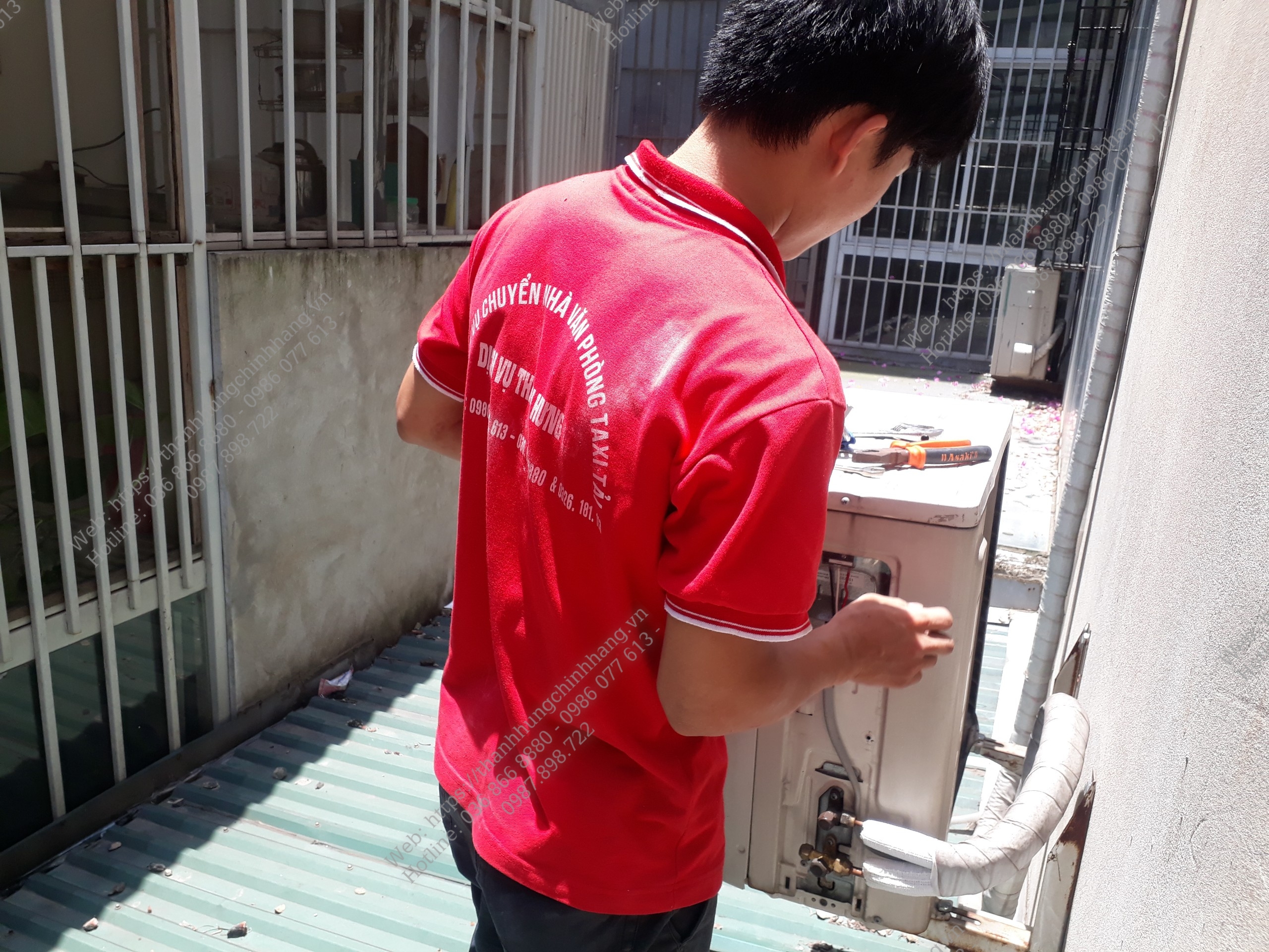 Nhân viên kỹ thuật Thành Hưng tháo lắp điều hòa an toàn khi chuyển nhà