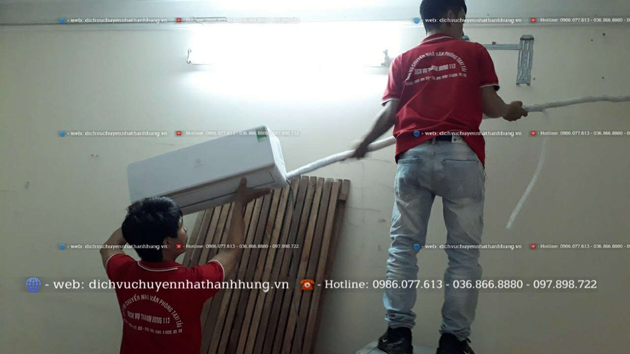 Nhân viên Thành Hưng tháo máy lạnh tại nhà
