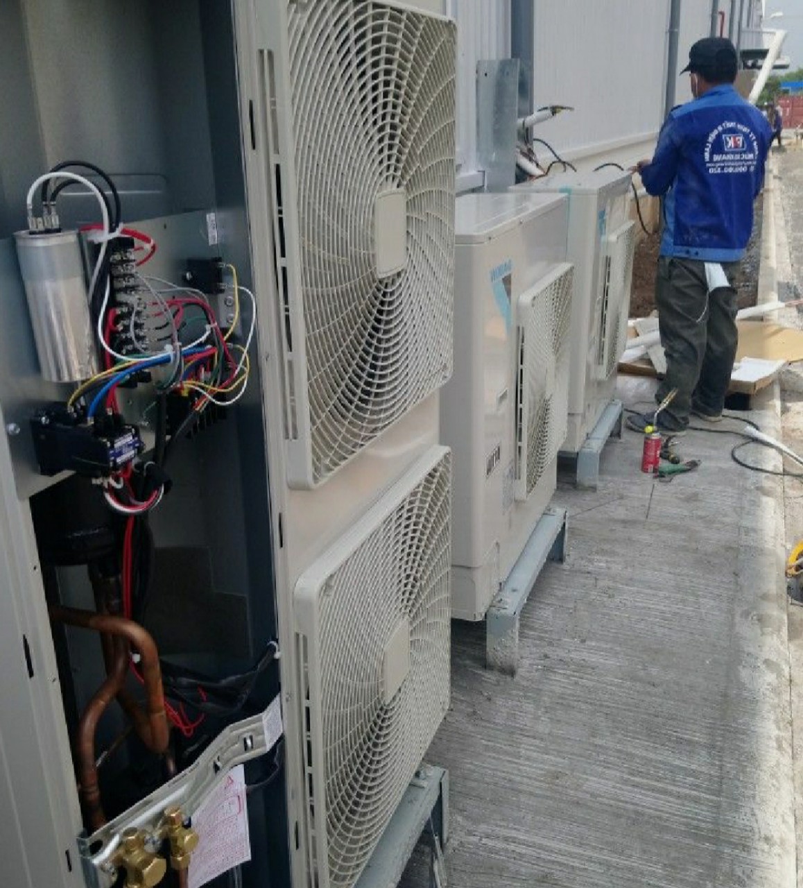 Kỹ thuật viên Thành Hưng tháo lắp điều hòa tại Hà Nội