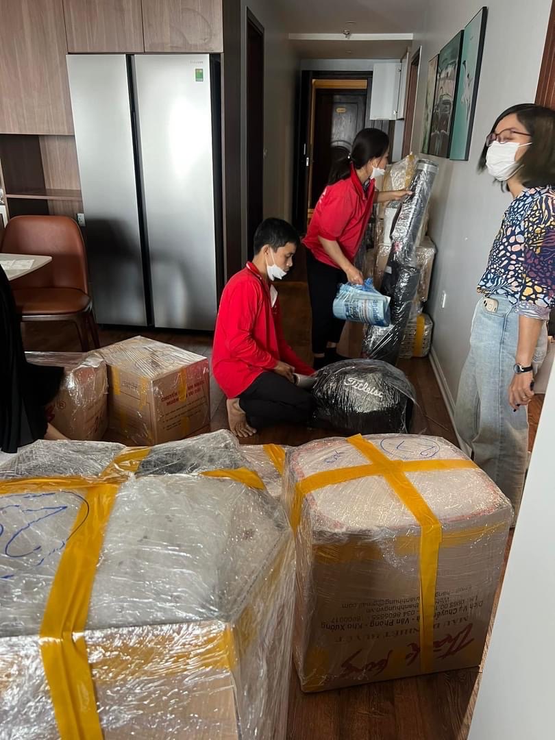 Khách hàng ký hợp đồng dịch vụ chuyển nhà Bắc Nam Thành Hưng