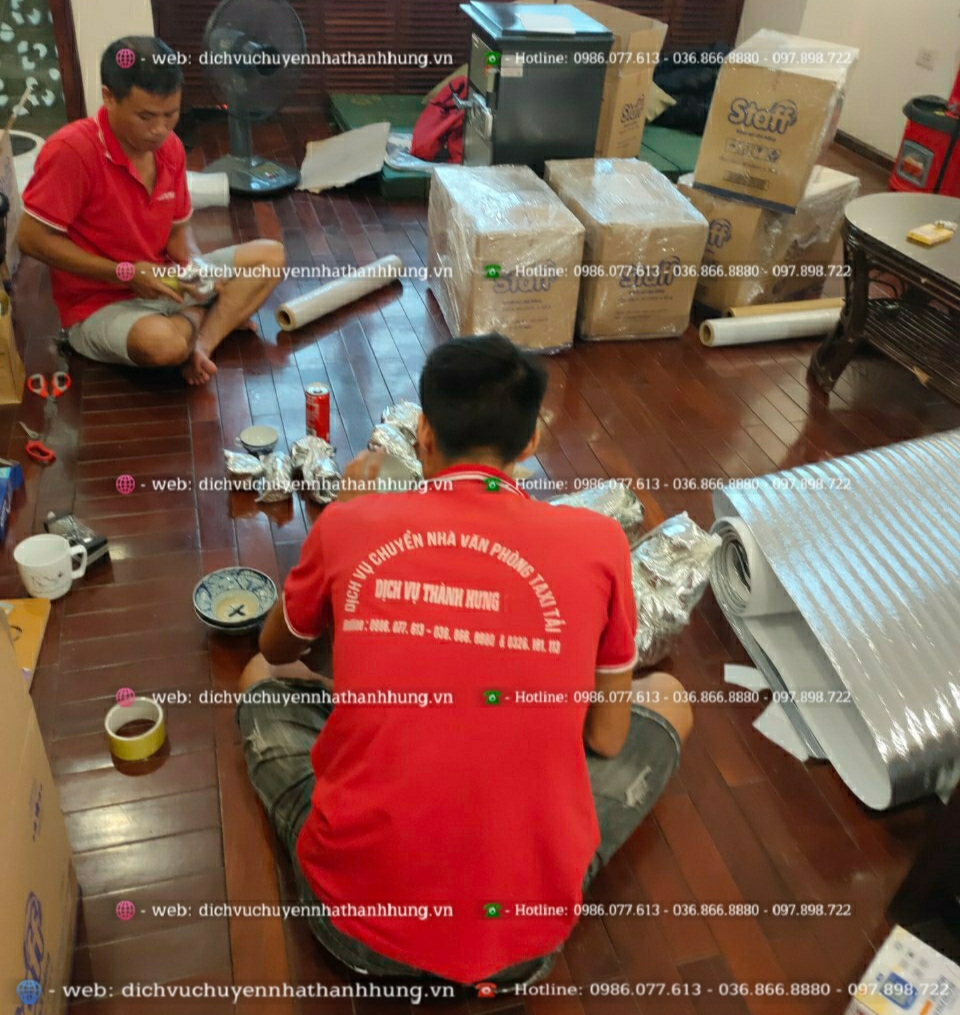 Đóng gói đồ đạc chuyển nhà bằng thùng carton Thành Hưng