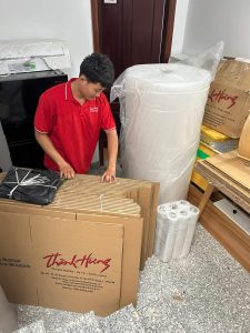 Đóng gói đồ đạc chuyển nhà bằng thùng carton Thành Hưng