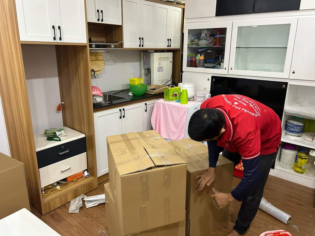 Đóng gói đồ đạc chuyển nhà bằng thùng carton và màng PE