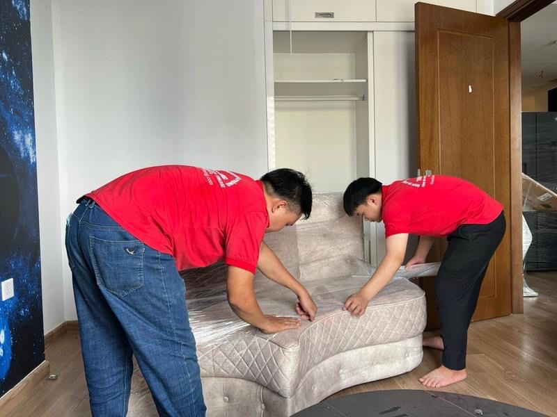 Nhân viên Thành Hưng đang đóng gói đồ đạc cho khách hàng tại Hà Nội