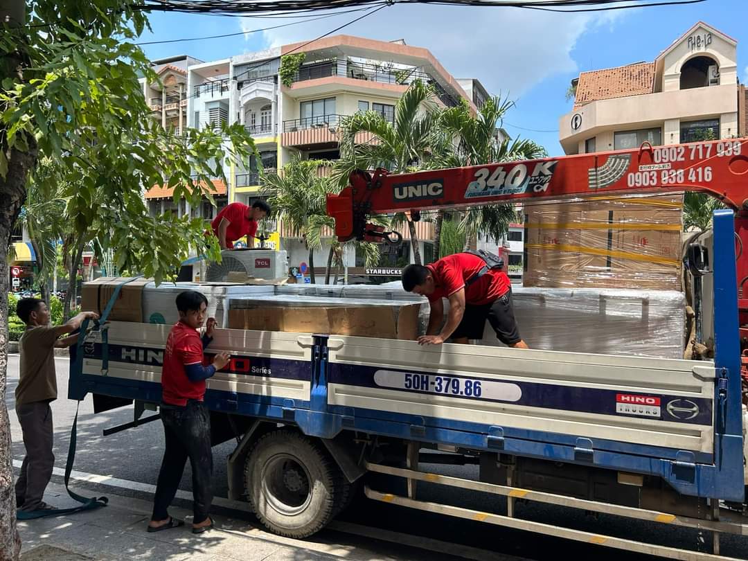 Nhân viên bốc xếp mặc đồng phục tại Thành Hưng