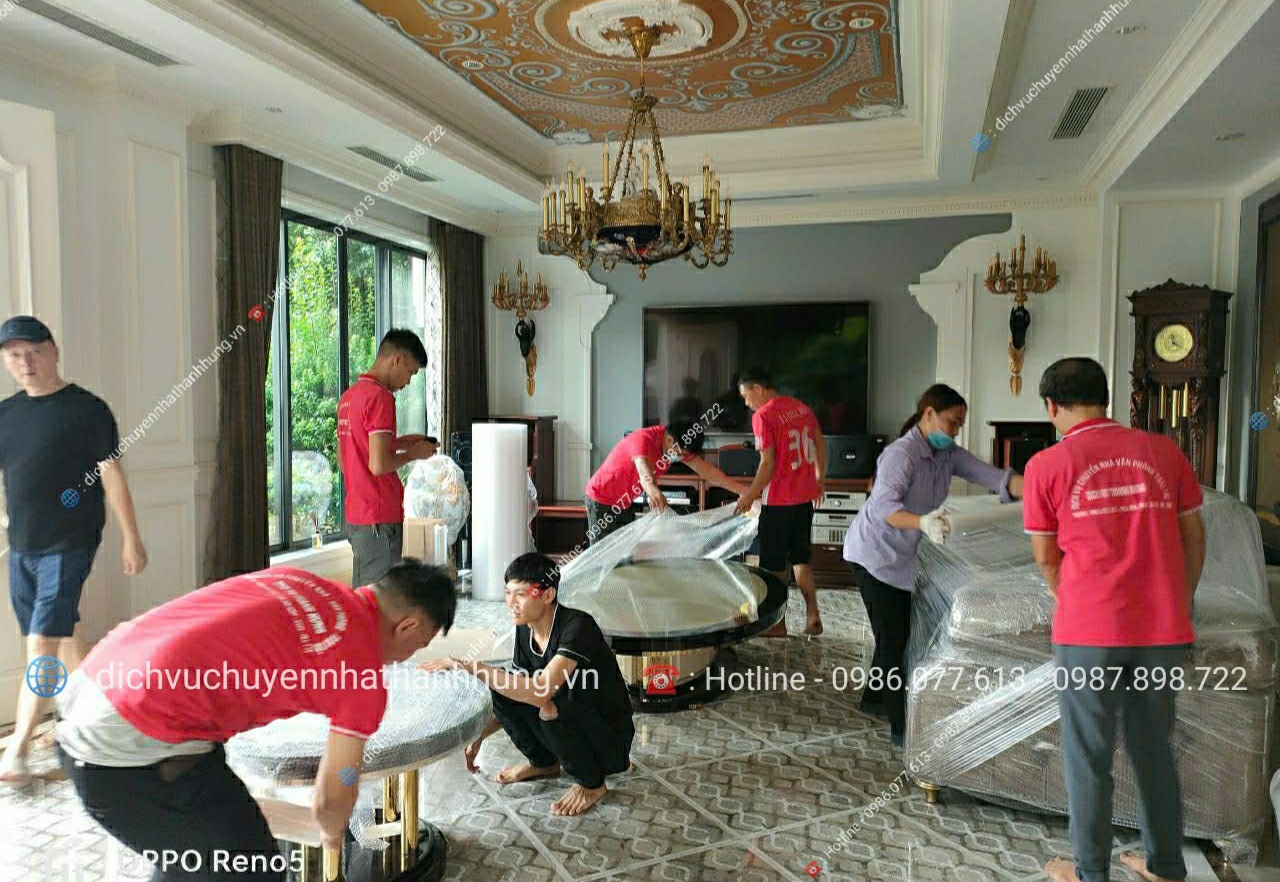 Nhân viên Thành Hưng bọc đồ đạc cẩn thận