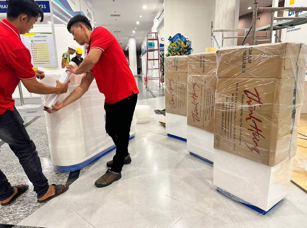 Nhân viên Thành Hưng đóng gói chuyển nhà Bắc Nam