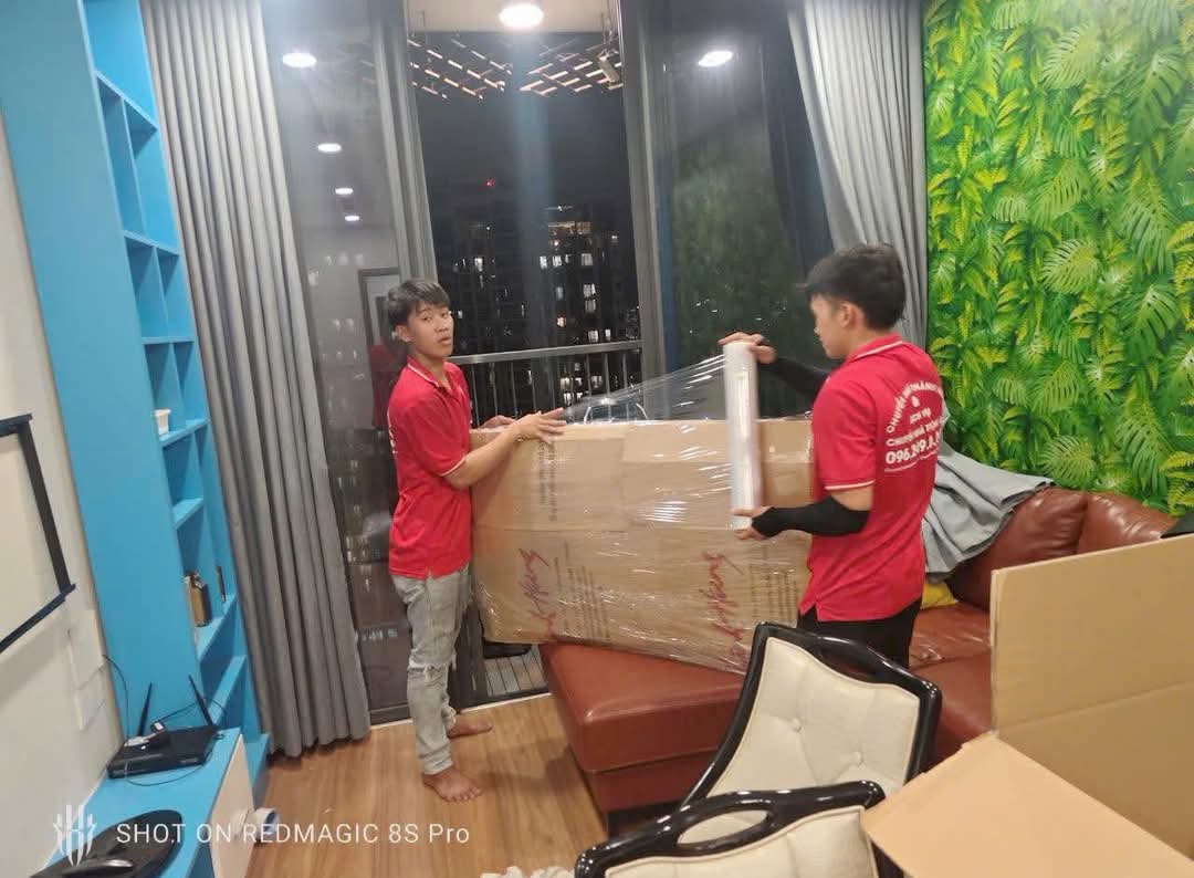 Nhân viên đóng gói đồ sinh viên phòng trọ