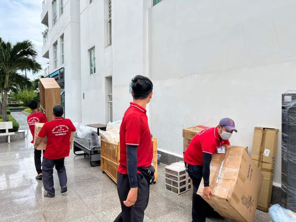 Nhân viên Thành Hưng đóng gói và vận chuyển đồ đạc trọn gói