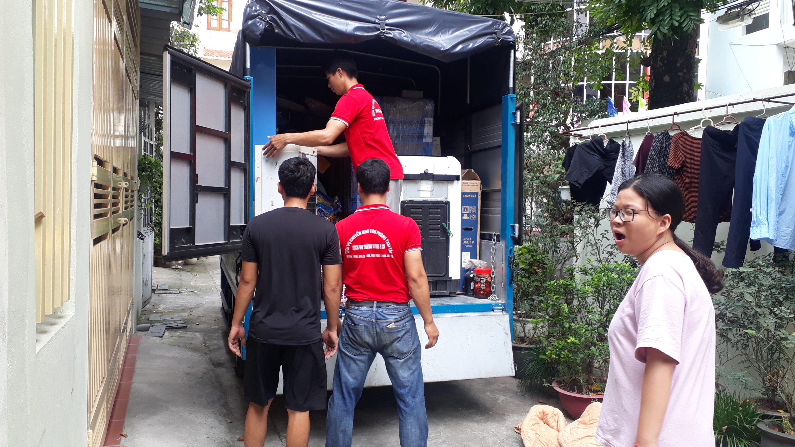 Xe taxi tải Thành Hưng bốc xếp hàng hóa tại nhà khách hàng