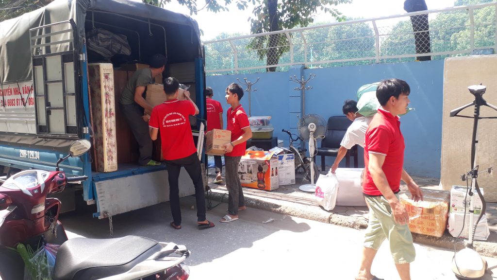 Nhân viên Thành Hưng bọc hàng hóa bằng màng PE chống sốc