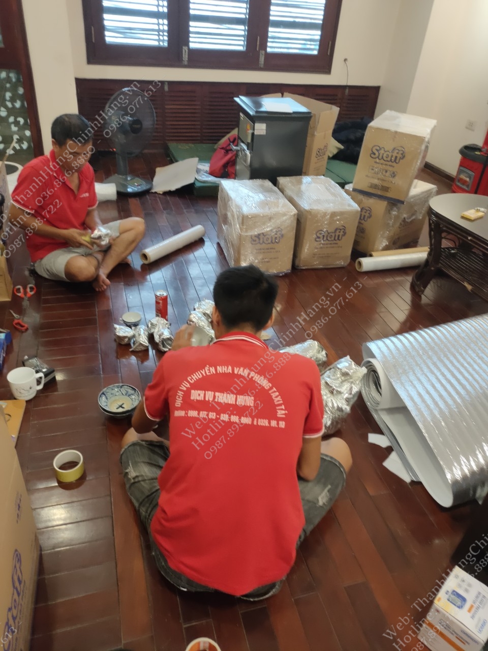 Nhân viên Thành Hưng bọc lot đồ đạc cẩn thận