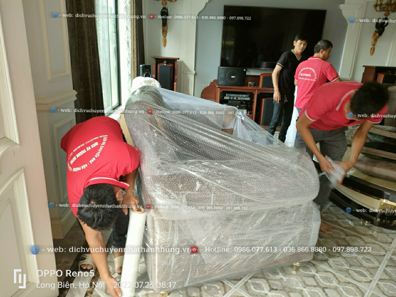 Nhân viên bọc sofa và đồ điện tử