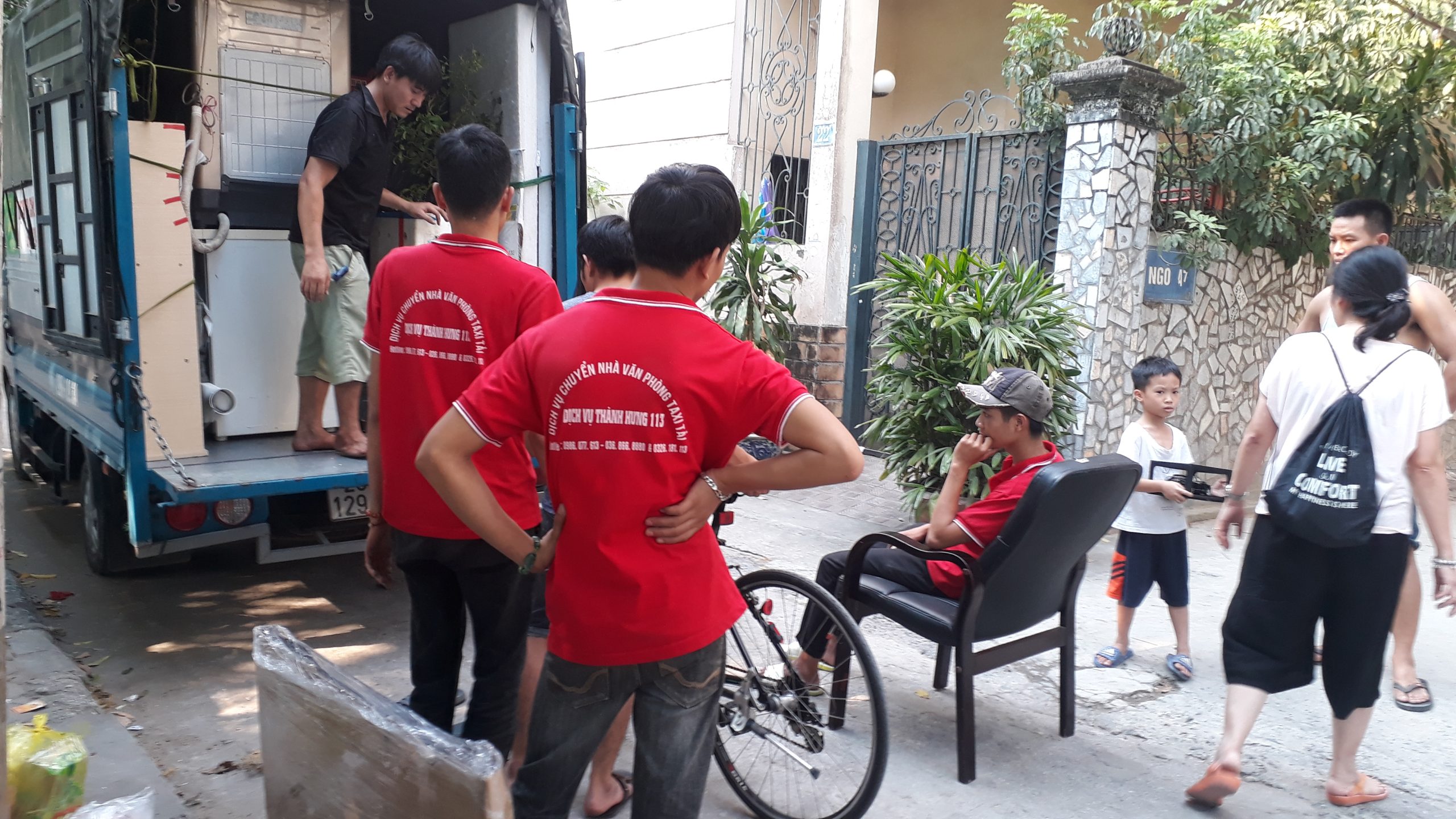 Xe tải Thành Hưng đang vận chuyển đồ đạc gia đình