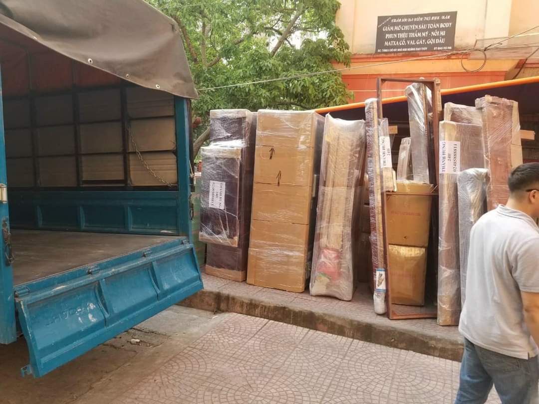 Thành Hưng bàn giao đồ đạc sau khi chuyển nhà Bắc Nam